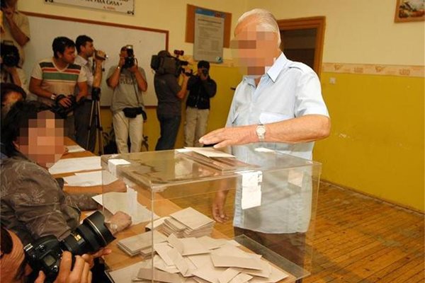 Граждани упражняват правото си на глас на парламентарните избори. 
СНИМКА: "24 ЧАСА"