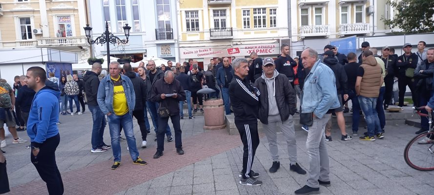 Феновете на "Ботев" (Пд) не са удовлетворени от действията на общината изпълнителя и продължават с протестите.