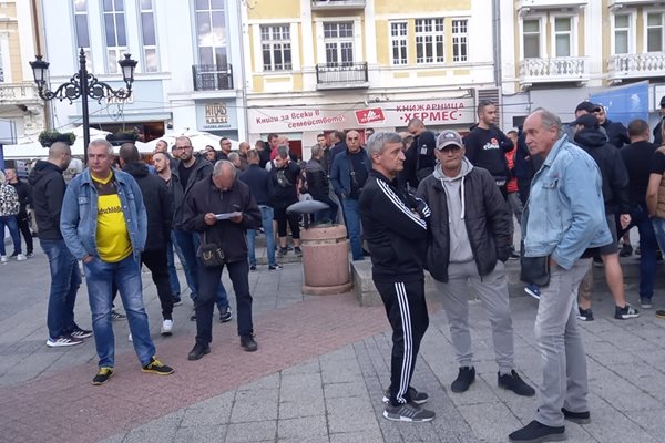 Феновете на "Ботев" (Пд) не са удовлетворени от действията на общината изпълнителя и продължават с протестите.