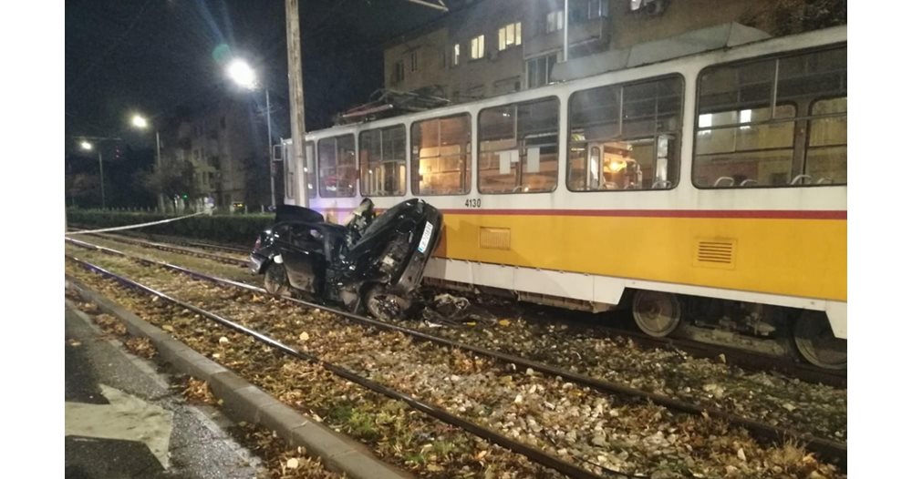 Watch the footage of the serious accident between tram 20 and a car in Sofia (Video, Photo)