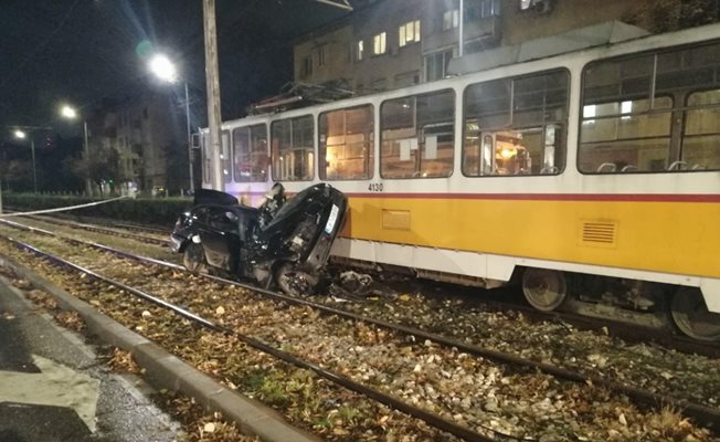 Вижте кадри от тежката катастрофа между трамвай 20 и лек автомобил в София (Видео, Снимки)