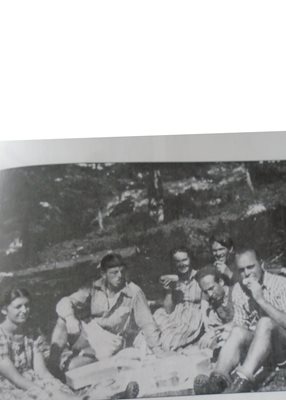 Бойка и Никола, Венера и Борис Вапцарови, приятелите им Кирил Николов и Тодор Янев на почивка в Пирин през 1939 г.