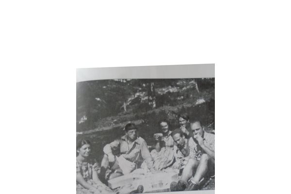 Бойка и Никола, Венера и Борис Вапцарови, приятелите им Кирил Николов и Тодор Янев на почивка в Пирин през 1939 г.