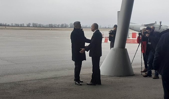 Румен Радев посрещна Карл Нехамер на летище Пловдив.