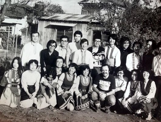  Първо преподавателско турне в Япония, есента на 1975 година Моро е заобиколен от японски фолклорни танцьори от клуб, наименуван Xopos. 