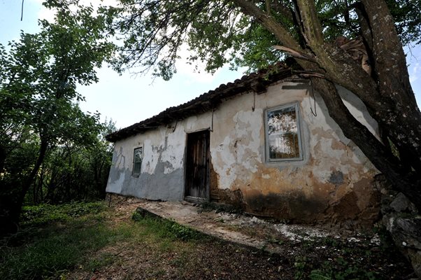 Така изглежда днес бащината къща в село Беренде на Футболист №1 за ХХ век у нас