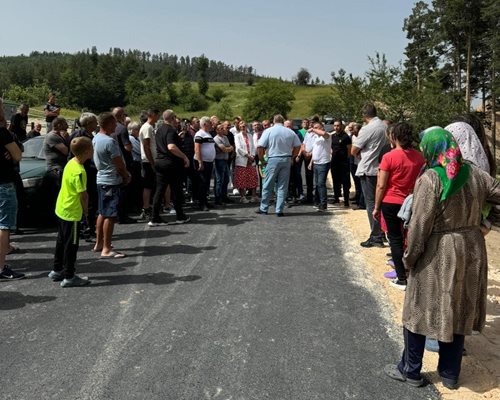 Вие ни изкарахте от калта, казаха на Борисов жители на Магерово.