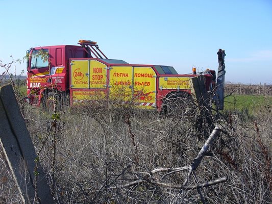Катастрофиралият автобус бе издърпан с помощта на тежка машина, собственост на известния ловец на мигранти Динко Вълев от Ямбол, който притежава частна пътна помощ.