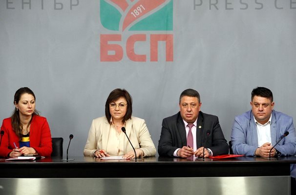 Нинова направи коментара си по време на пресконференция след среща с ръководството на Българска земеделска партия. Снимка БСП