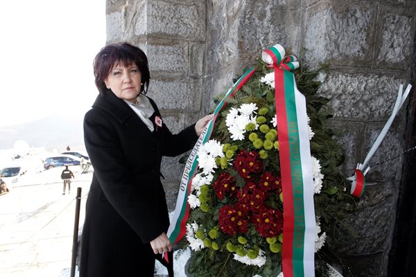 Цвета Караянчева на връх Шипка СНИМКА: Пресцентър на Народното събрание