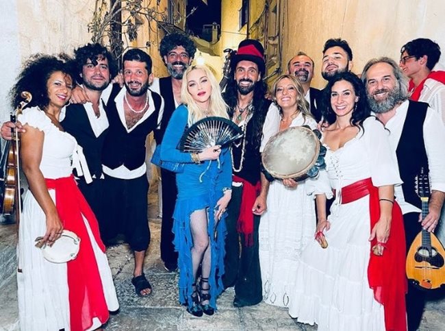 Певицата в компанията на групата „Терарос” се весели в ресторант в Остуни