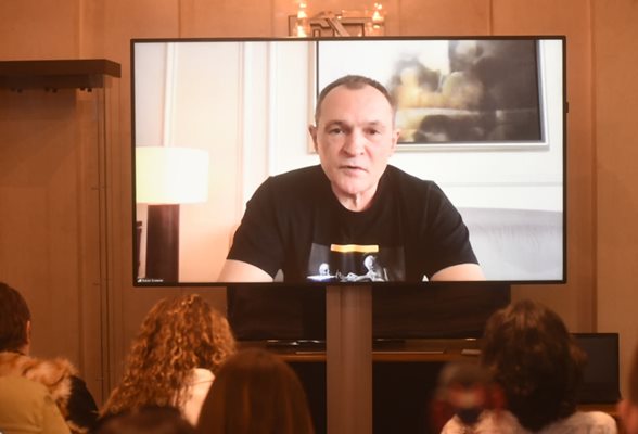 Васил Божков говори от Дубай на екран в офиса на Нове Холдинг
Снимка: Велислав Николов