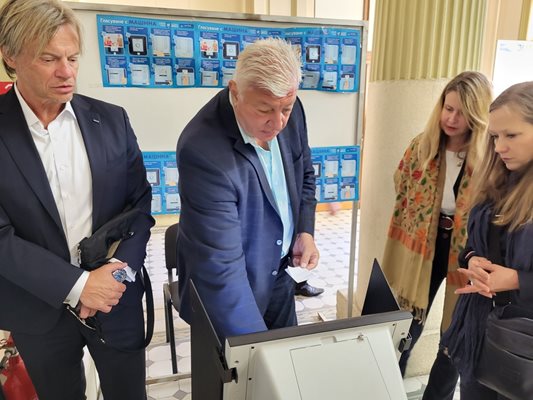 Здравко Димитров демонстрира как се гласува с машина.