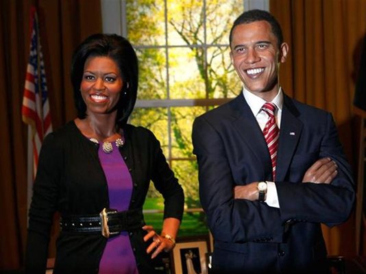 Нови восъчни фигури на американския президент Барак Обама и съпругата му Мишел бяха показани в музея на мадам Тюсо в Лондон.