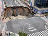 Огромна дупка зейна в центъра на град Фукуока в Япония (снимки)