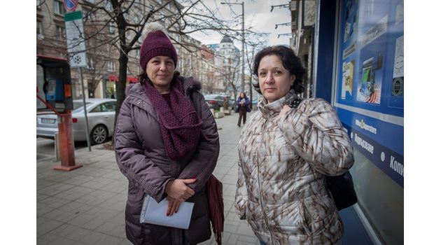 Д-р Десислава Балова (вдясно) и сестра Борислава Колева твърдят, че си струва да помагат, но условията за работа са под всякаква критика.