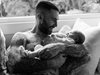 Вижте малката дъщеричка на Адам Лавин от "Марун 5" в прегръдките на татко си (Снимка)
