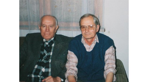 ДЕБАТ: Кипров (вляво) и писателя Николай Хайтов се виждат, за да обсъдят хипотезите за гроба на Левски.