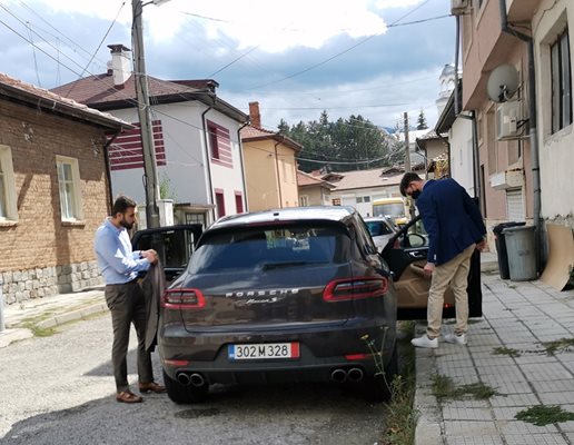 Актьорът се вози в джипа на адвоката си, понеже книжката му е отнета