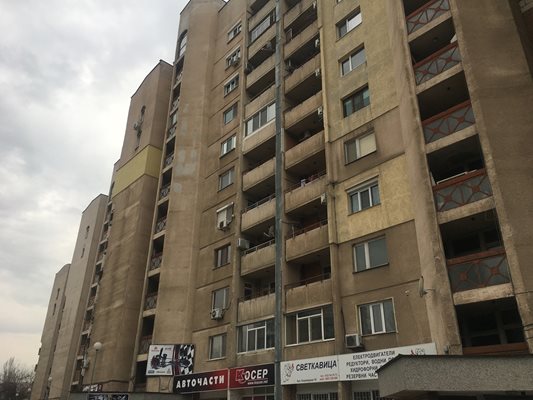 В Пловдив с една средна заплата може да се купят с десетина квадратни сантиметра жилищна площ повече, отколкото в столицата.

СНИМКА: “24 ЧАСА”

