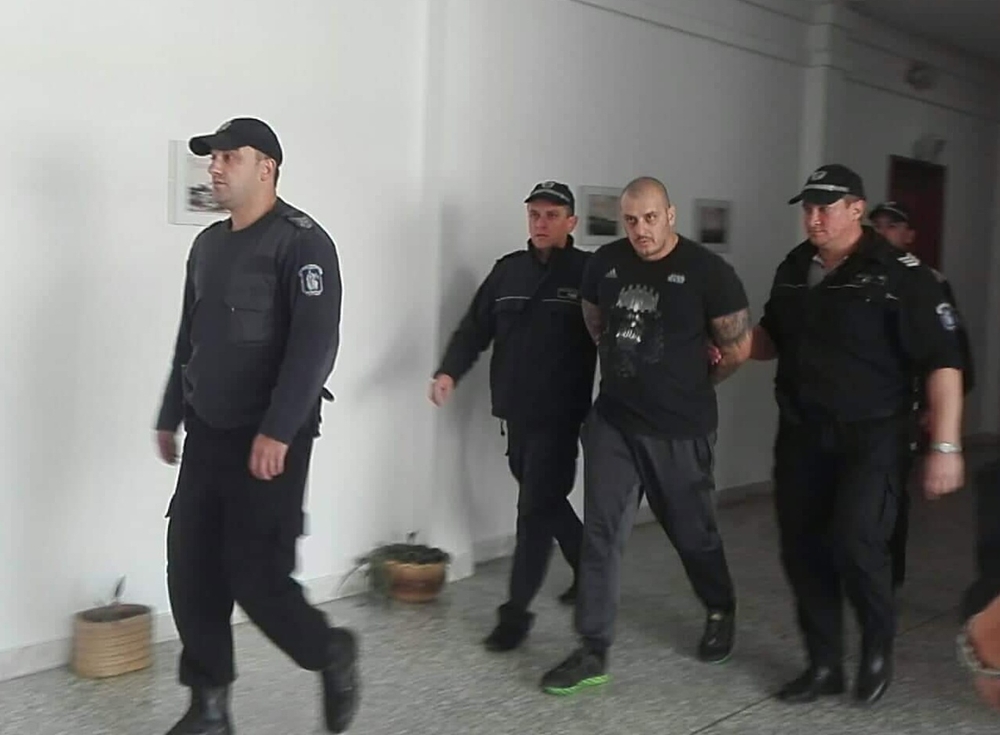 Три ефективни присъди за подпален апартамент на фоторепортер в Бургас