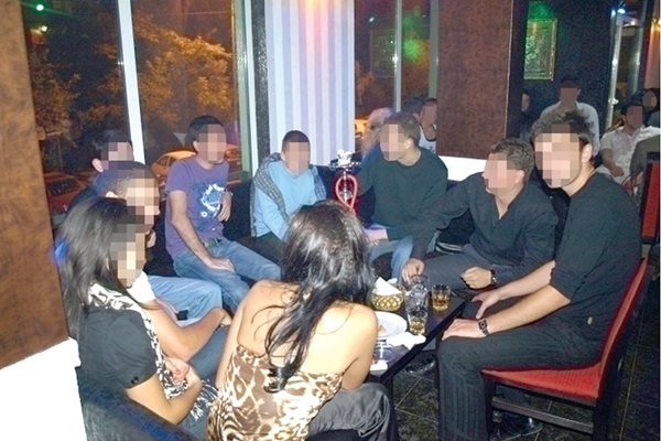 Наргиле баровете са хит сред младежите в София. Според криминалисти често тийнейджърите слагат в ароматния тютюн марихуана.
