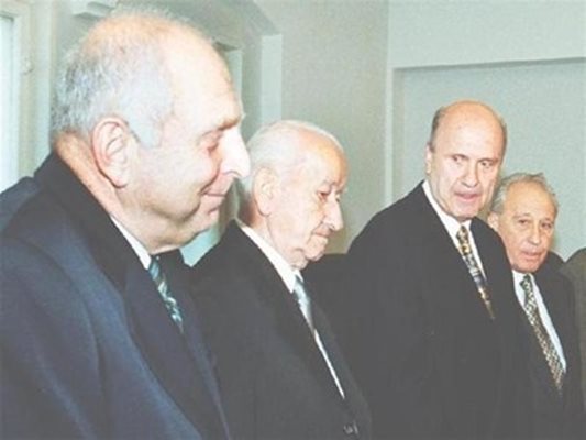 Румен Янков, покойният вече Христо Данов, Людмил Нейков и Васил Гоцев (от ляво на дясно) полагат клетва като конституционни съдии Снимка: Архив