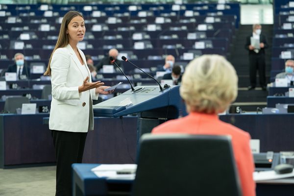 Ева Майдел задава въпрос на Урсула фон дер Лайен в Европарламента в Страсбург
