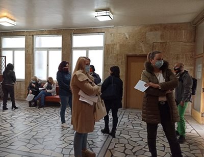 Служители на община Кричим, които нямат зелени сертификати, чакат на опашка за тестове, за да отидат на работа.
СНИМКА: 24 часа.