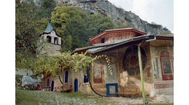 Отец Калчев провежда експериментите си в Преображенския манастир. 