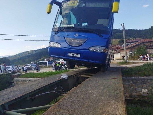 Авариралият автобус в Копривщица