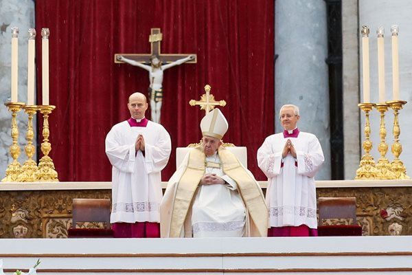 Папа Франциск отслужи меса за беатификация на папа Йоан Павел Първи. СНИМКИ: РОЙТЕРС