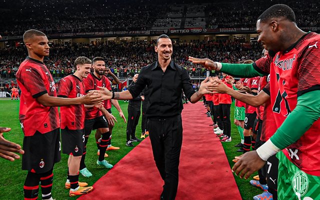 Футболистите на “Милан” направиха шпалир на иконата Ибрахимович.

СНИМКА: ФЕЙСБУК “МИЛАН”