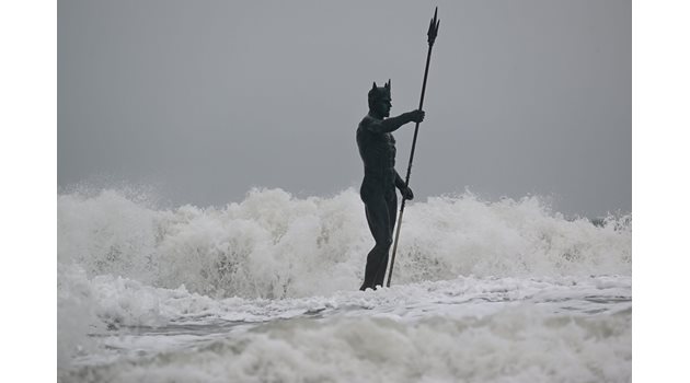 Морето край Варна се развълнува, огромни вълни прехвърлят вълнолома 
Снимка: Орлин Цанев