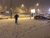 Мъж кара ски в центъра на София