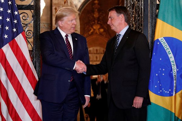 Бразилският президент Жаир Болсонаро се ръкува с американския си колега Доналд Тръмп във Флорида на 7 март. Няколко дни по-късно за лидера на Бразилия беше съобщено, че е заразен с коронавируса. Вероятно той го е лепнал от говорителя си Фабио Вайнгартен, който даде положителна проба и присъстваше на срещата с Тръмп. 