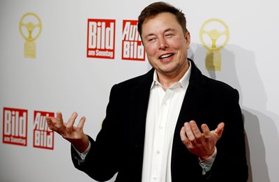 Увеличаването на акциите на компанията за електроавтомобили “Тесла” изстреля Илон Мъск на първо място по богатство.

СНИМКА: РОЙТЕРС