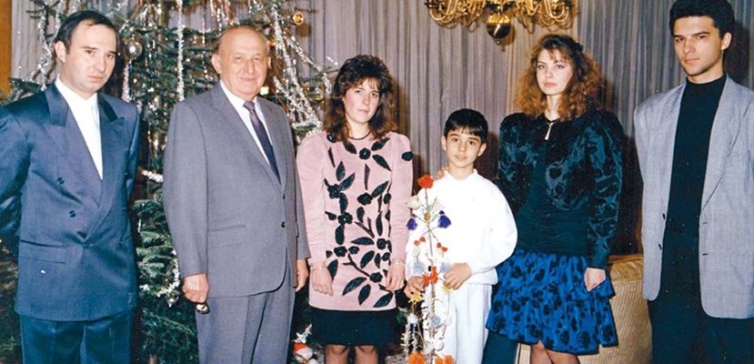 Нова година в Бояна. Тодор Живков празнува с децата и внуците си, вляво от него е Владимир.