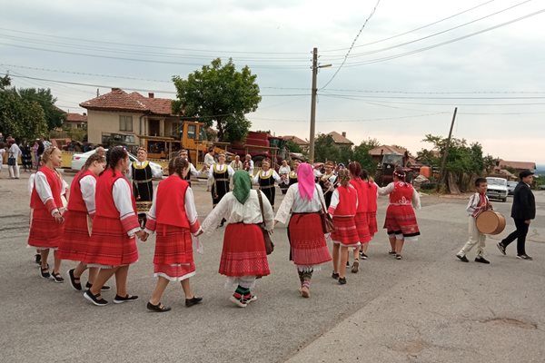 Извиха се хора в село Смоляновци.