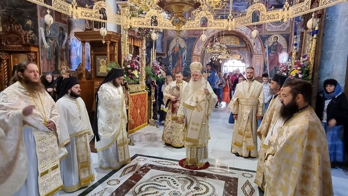 Игуменът на Троянския манастир епископ Сионий ще води и днес литургията.