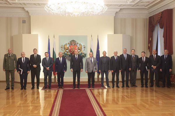 Президентът събра служебния кабинет и службите, за да обсъдят ситуацията в Украйна.