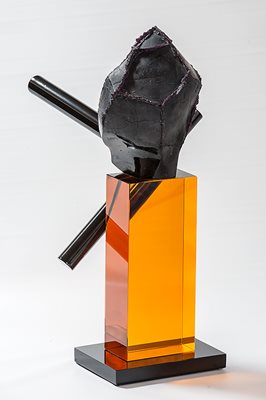 Скулптура от стъкло представя художничката Ангелина Павлова в новата си изложба