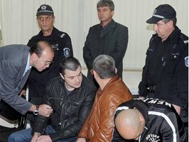 Тони Костадинов (в средата) в окръжния съд в Пловдив