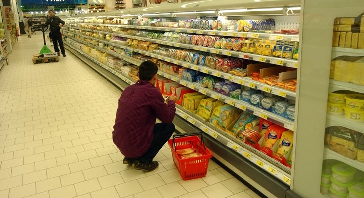 17 хранителни стоки да се продават в търговските вериги с таван на надценката до 10%.
СНИМКА: "24 ЧАСА"
