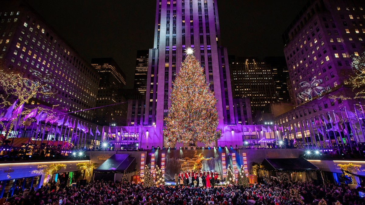 Коледната елха на Рокфелер център в Ню Йорк грейна с 50 000 светлини (Видео, снимки)