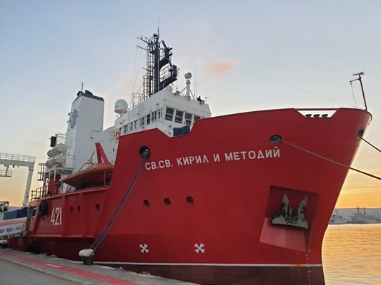 Полярният ни кораб "Св. Св. Кирил и Методий" достигна Южното полукълбо