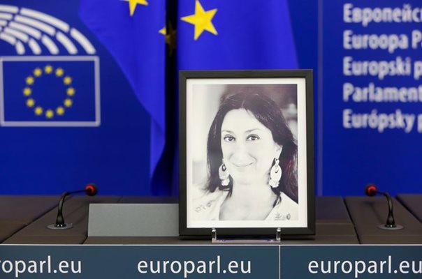 Снимка на загиналата в атентат малтийска журналистка Дафне Галиция имаше в залата на Европарламента по време на гласуването.
СНИМКА: ЕП