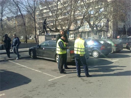 Легендата чинно плаща глобата на паркинга пред "Васил Левски".