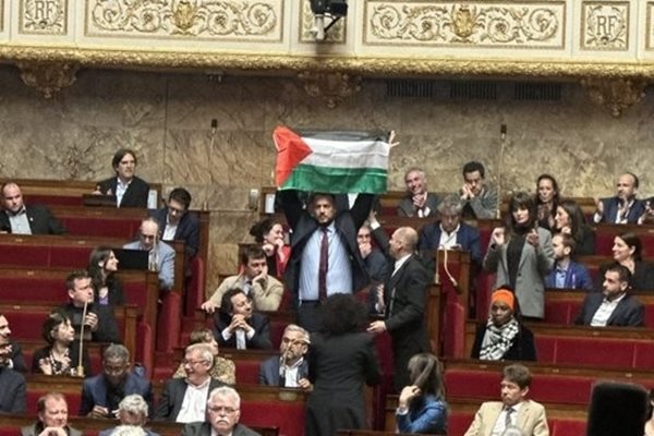 Спряха заседанието на френския парламент заради депутат, развял палестинското знаме (Видео)