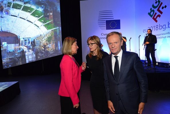 Федерика Могерини, Екатерина Захариева и Доналд Туск СНИМКИ: Българско председателство на Съвета на ЕС